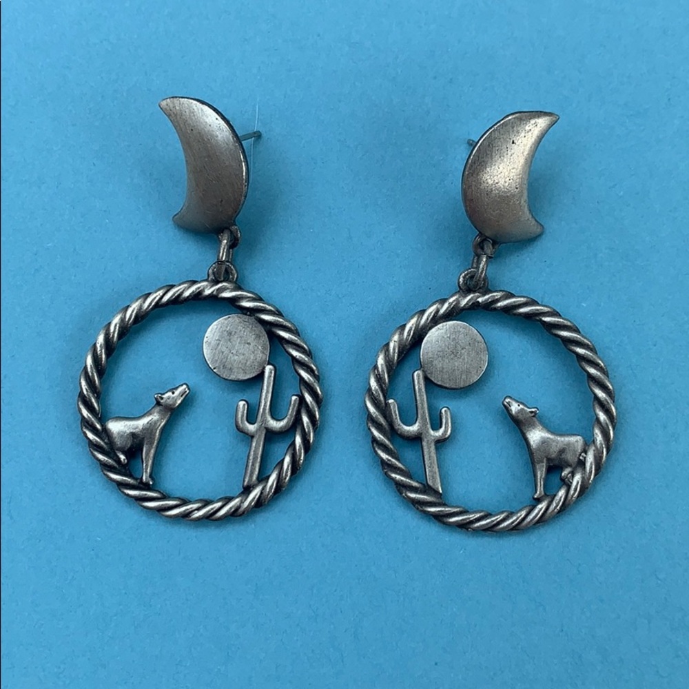 Silver Pewter Vintage Coyote Southwest Native America Style dangle earrings